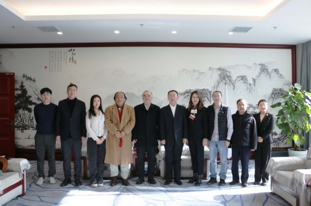 中国侨联副主席一行到访头号玩家官网登录入口投资集团考察交流